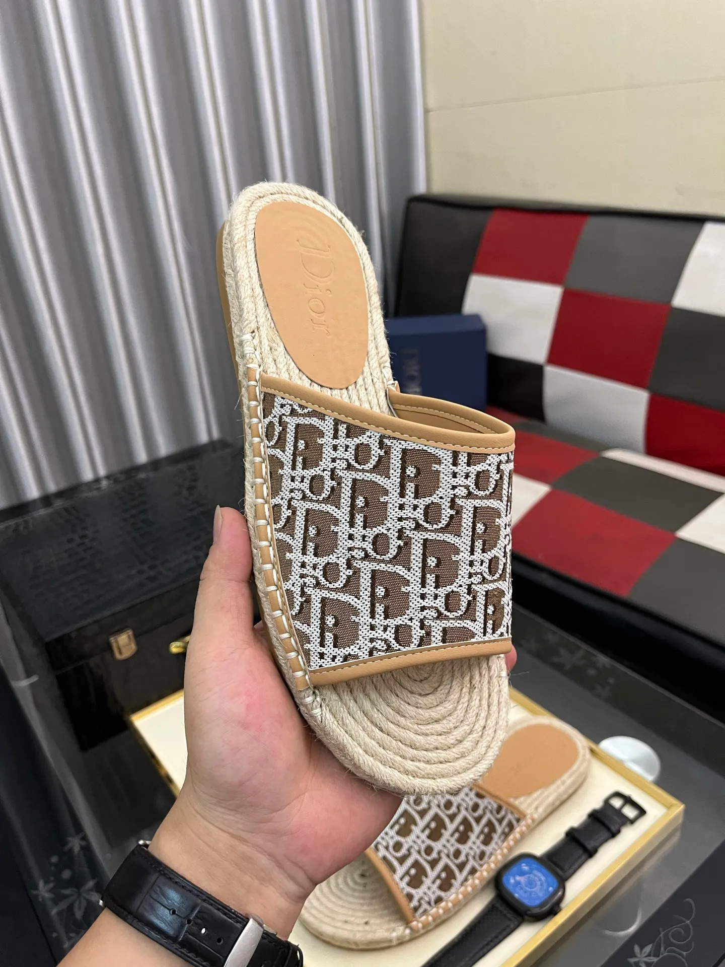Men's shoes💰320⌚️⌚️DIOR Dior slippers New slippers are on sale simultaneously. Original materials imported from Italy. Fully imported sheepskin lining, sole: original sole provided by the original factory, exclusive movable molded sole, super comfortable, original factory follow-up goods, 🔍🔍high quality, can be entered and exited the counter at will, code number: 38-442️⃣colors available